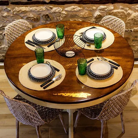 Leontis بيت للعطل Proti